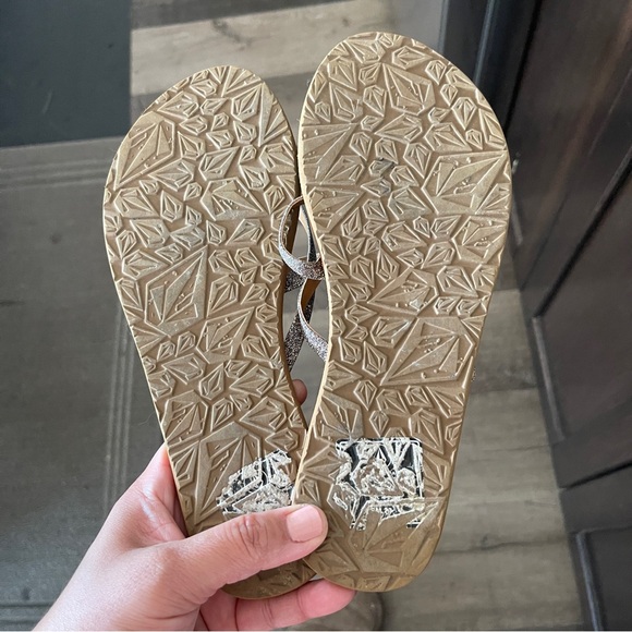 VOLCOM SLIDE BLACK GLITTERY SLIPPER SIZE 6 - Picture 2 of 4